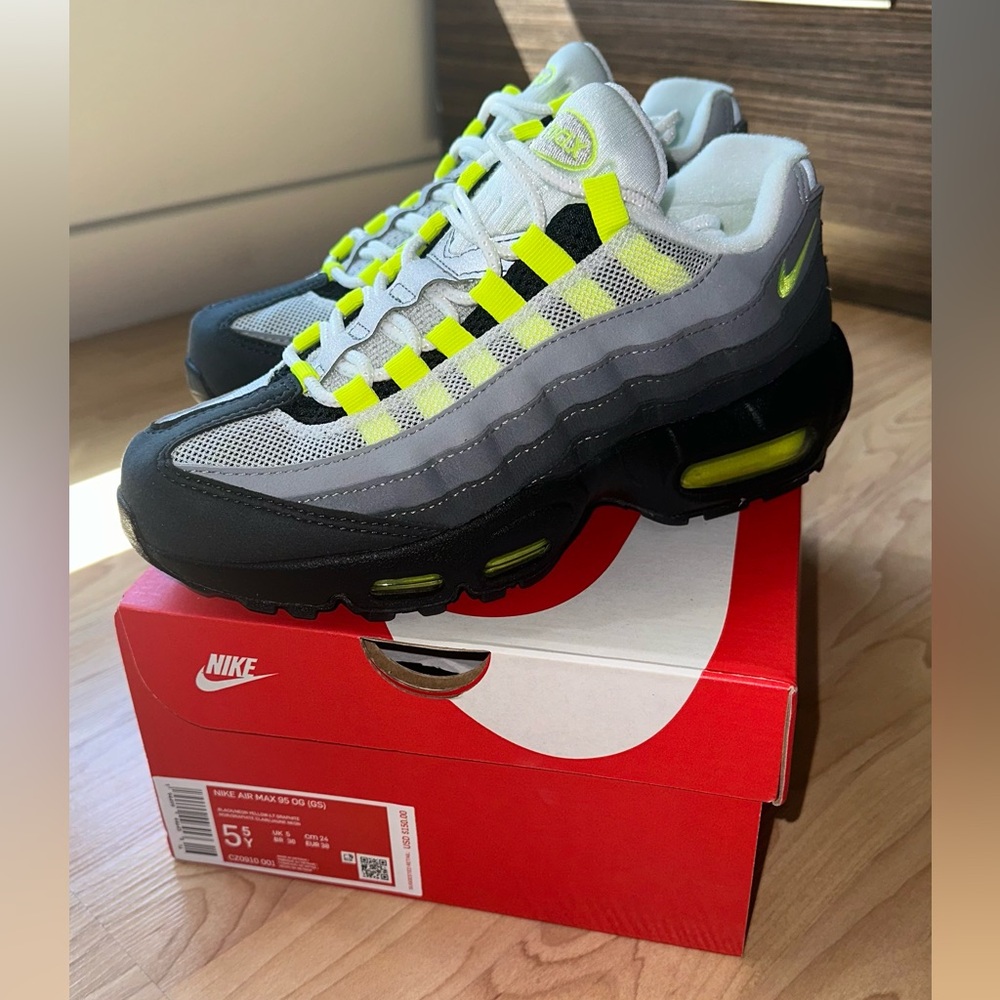 BRAND NEW DS NIKE AIR MAX 95 NEON in 5.5 Youth / 7 Women’s